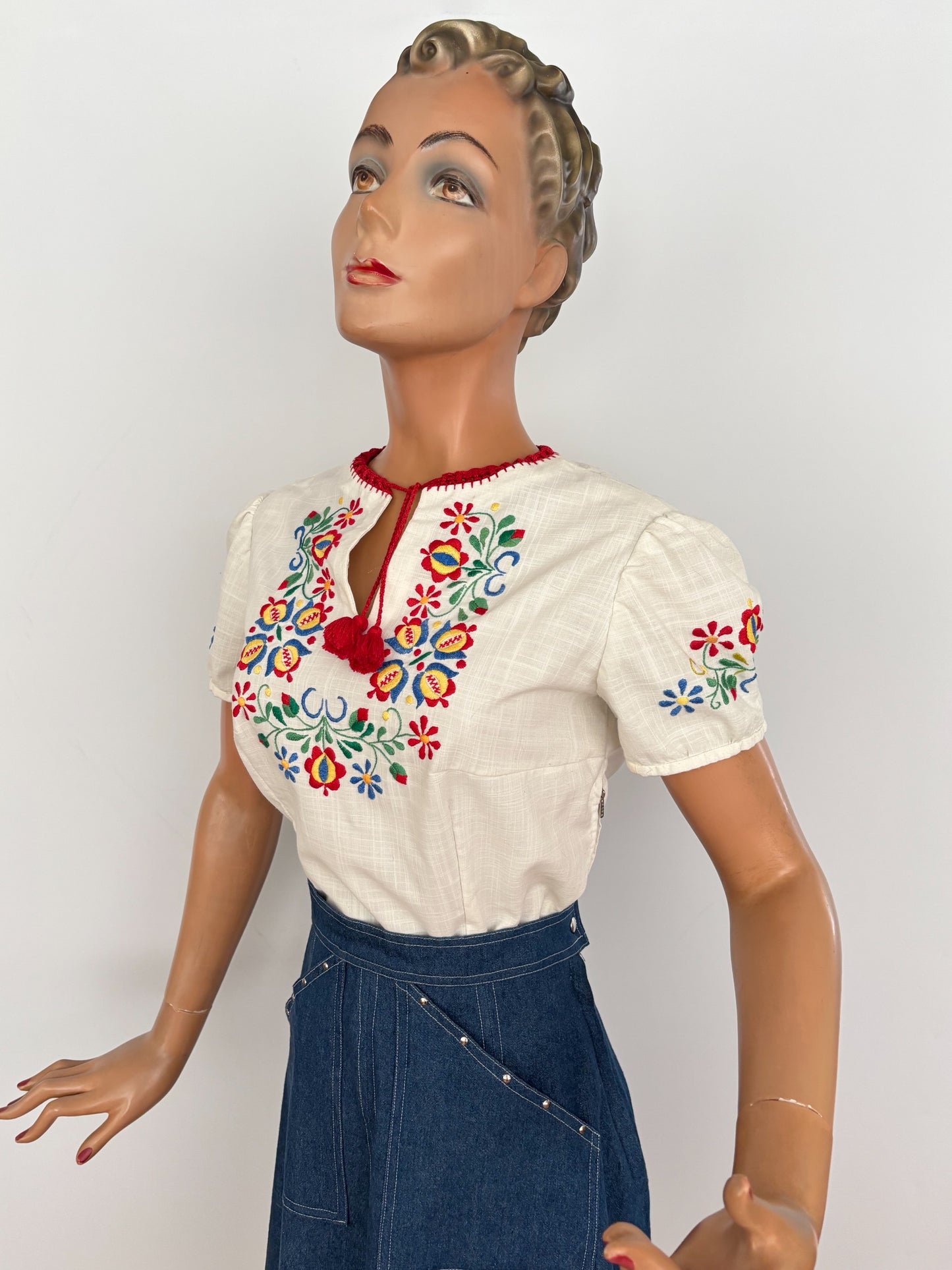 M | 1960s Embroidered Hungarian Folk Blouse
