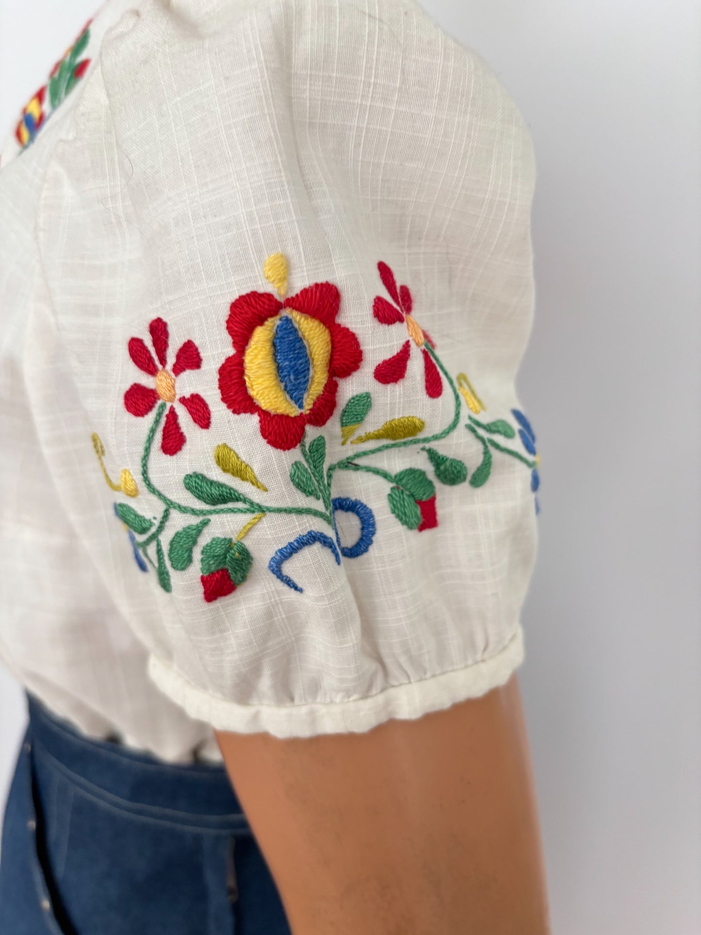 M | 1960s Embroidered Hungarian Folk Blouse