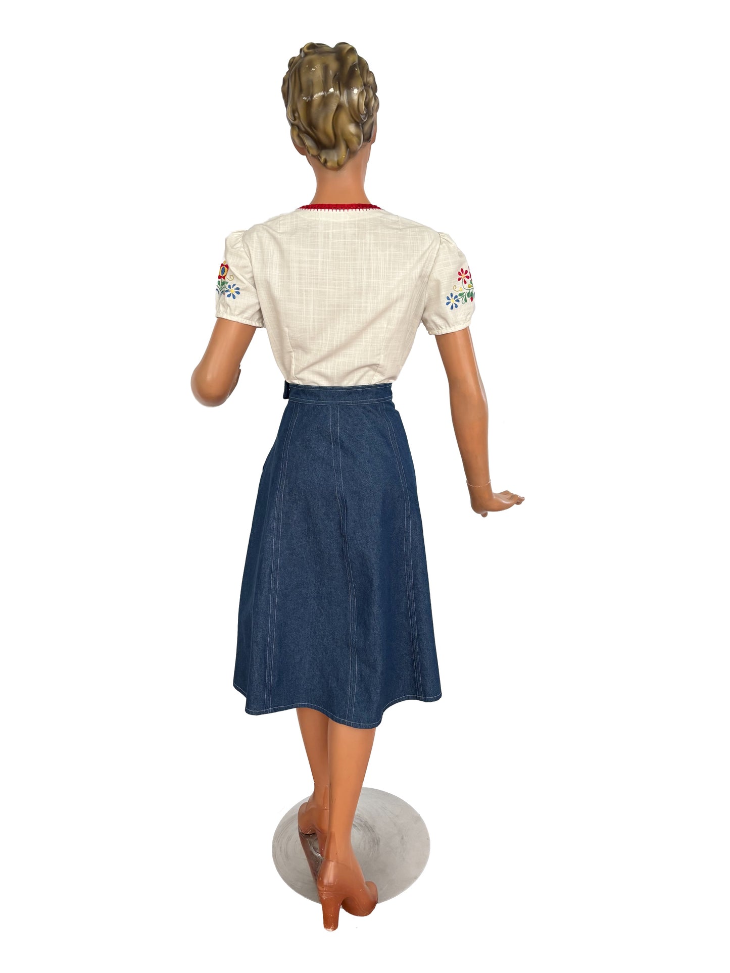 M | 1960s Embroidered Hungarian Folk Blouse
