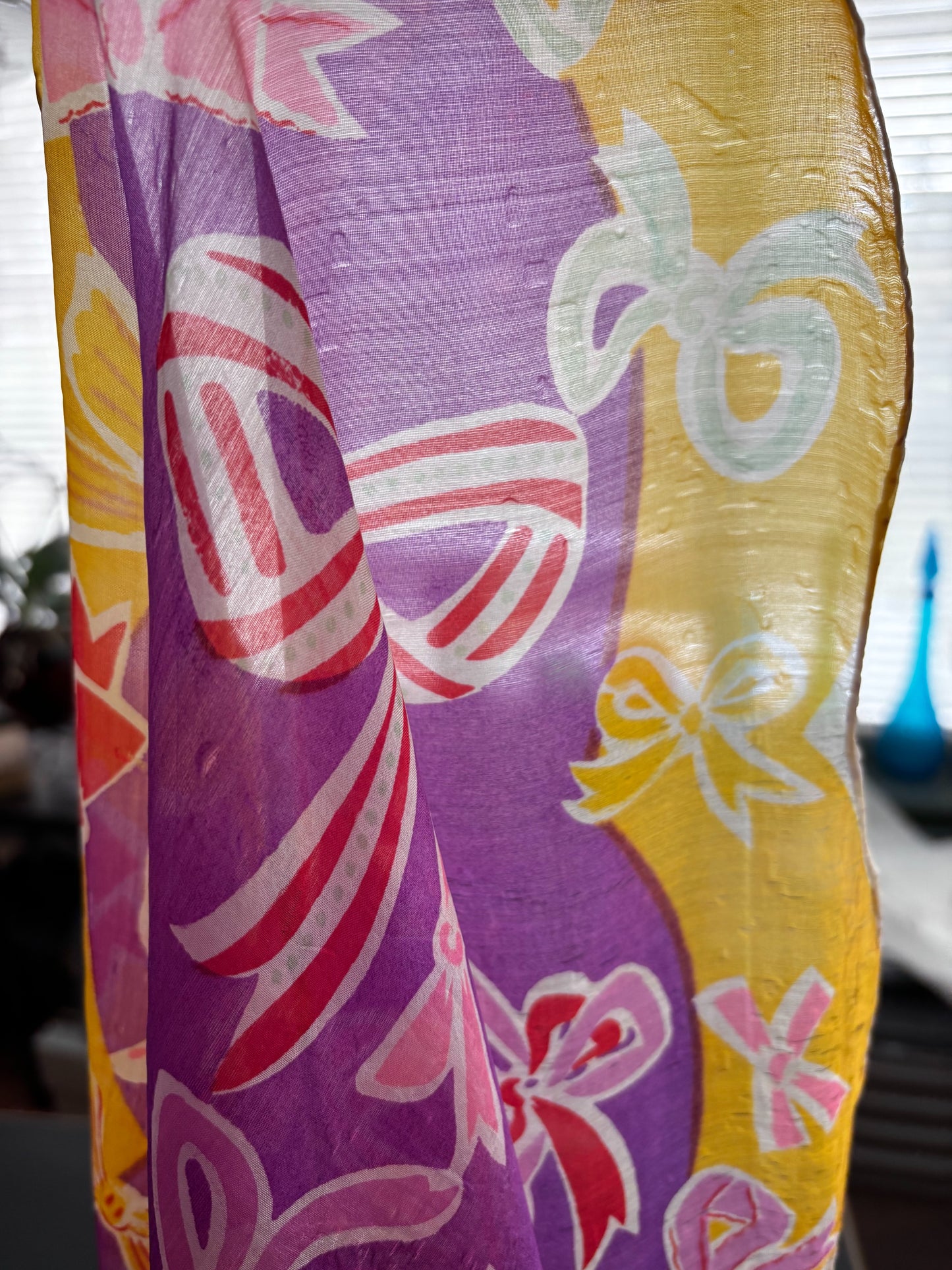 1930s 1940s Large Silk Shawl With Bows Novelty Print | 80x80 cm