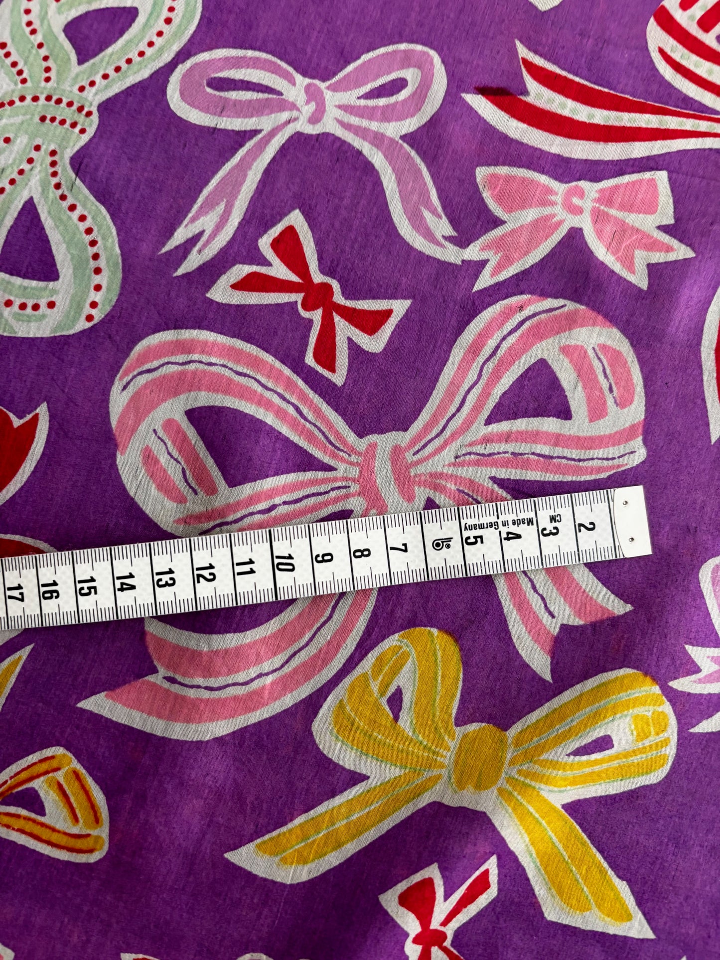 1930s 1940s Large Silk Shawl With Bows Novelty Print | 80x80 cm