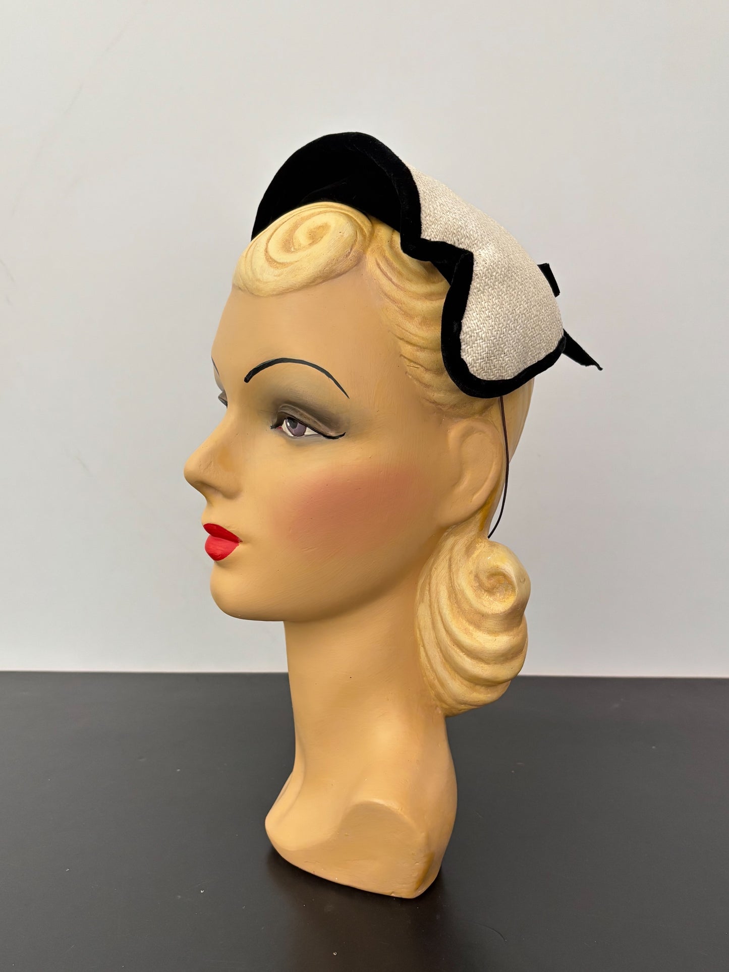 1940s/50s Straw Half Hat With Black Velvet Trim