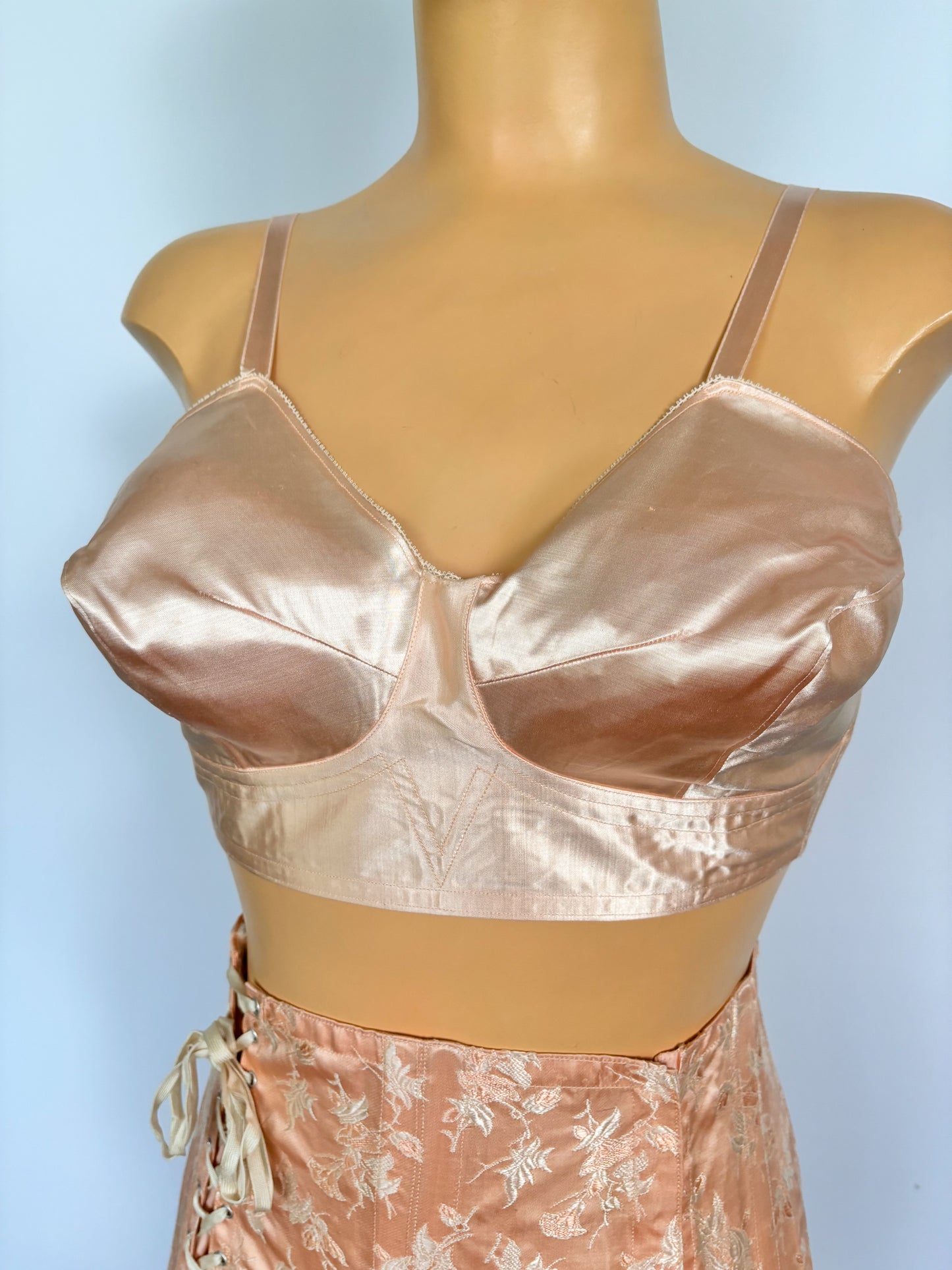 1950s Blush Pink Satin Bullet Bra E85