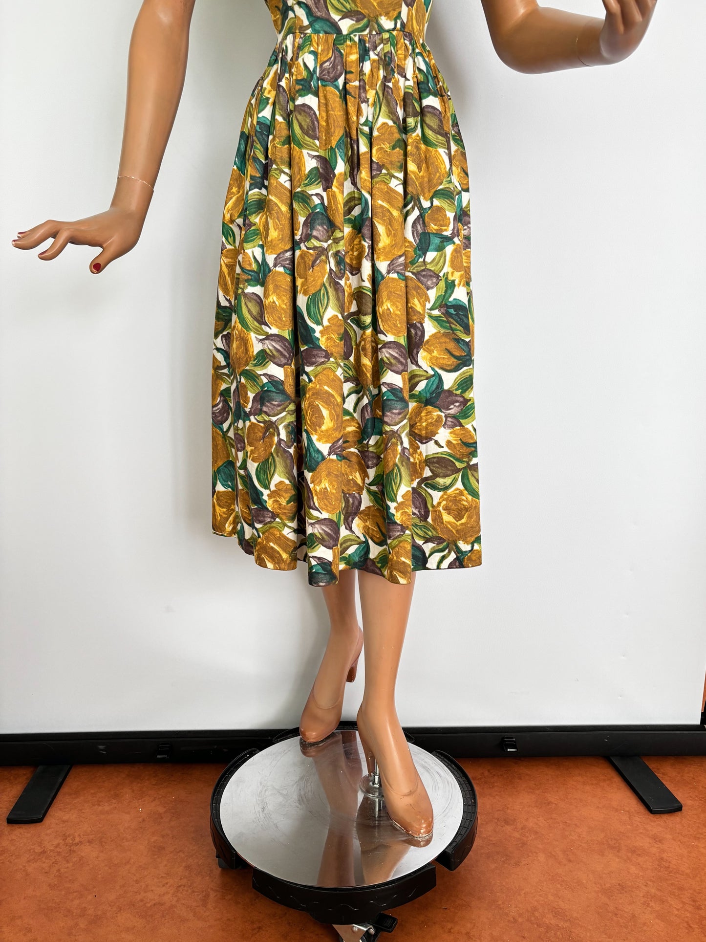 M | 1950s Cotton Dress With Brown Yellow Floral Print